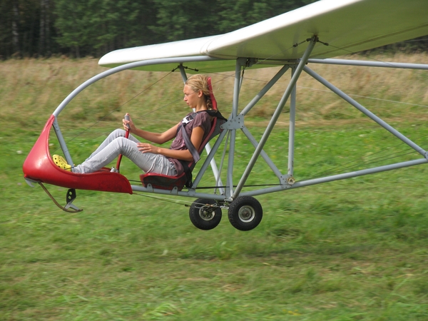 Jauniausi pasaulio lakūnai kviečia į sklandymo varžybas Paluknio aerodrome