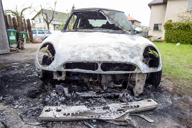 Naktį Panemunėje sudegintas „Mini Cooper“