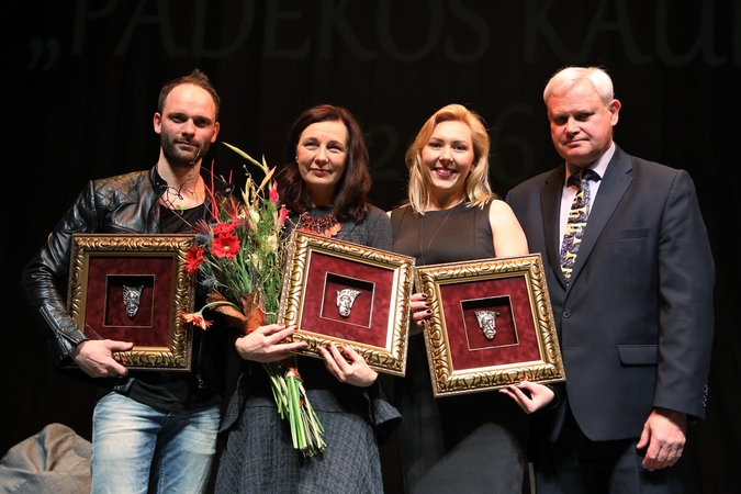 "Padėkos kaukės" – trims teatralams