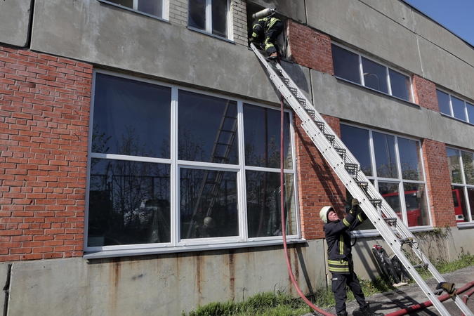 Ugniagesiai skubėjo gesinti degantį pastatą (papildyta)